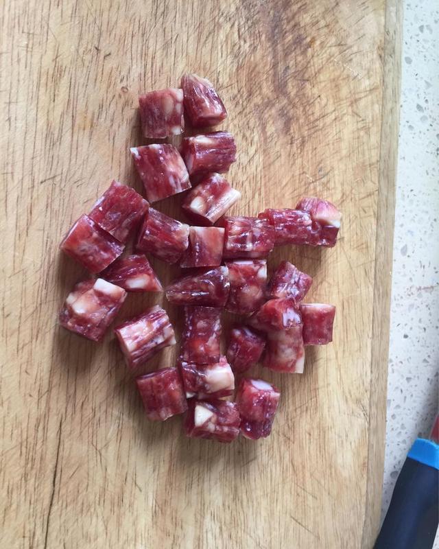 香肠粽子的做法和配料，香肠粽子的做法（教你做腊肠肉粽子的全过程）