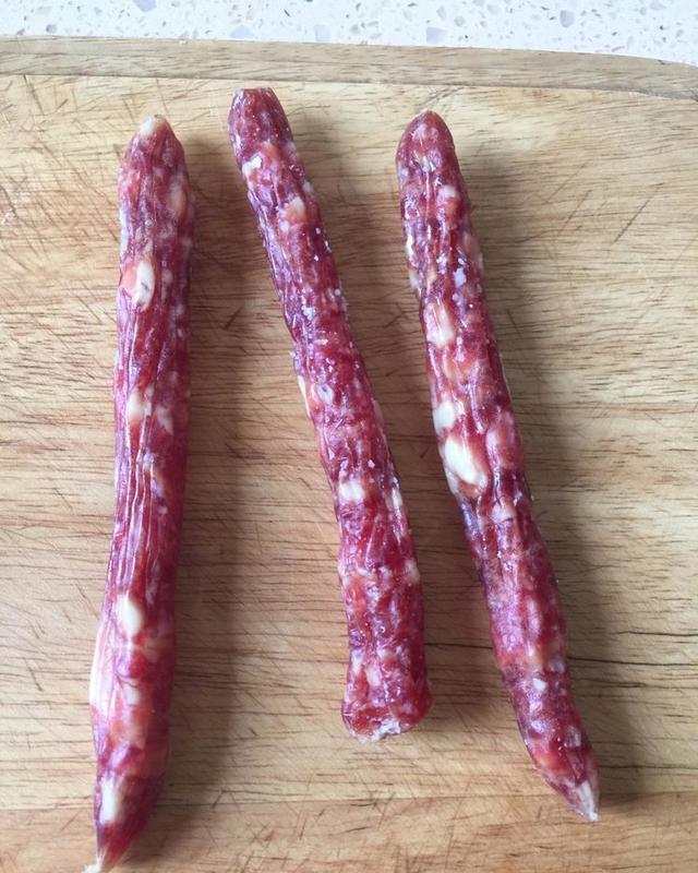 香肠粽子的做法和配料，香肠粽子的做法（教你做腊肠肉粽子的全过程）