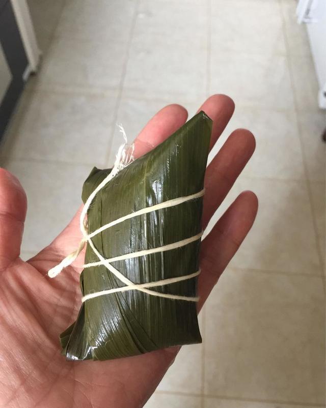 香肠粽子的做法和配料，香肠粽子的做法（教你做腊肠肉粽子的全过程）