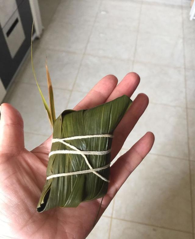 香肠粽子的做法和配料，香肠粽子的做法（教你做腊肠肉粽子的全过程）