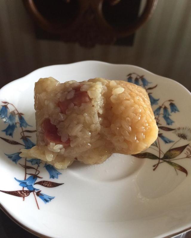 香肠粽子的做法和配料，香肠粽子的做法（教你做腊肠肉粽子的全过程）