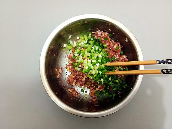 葱花肉的家常做法，葱爆肉的家常做法（能当菜下酒也能当零食解馋）