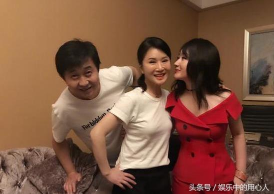 杨钰莹身价多少亿，杨钰莹身家（杨钰莹晒与付笛声任静合照）