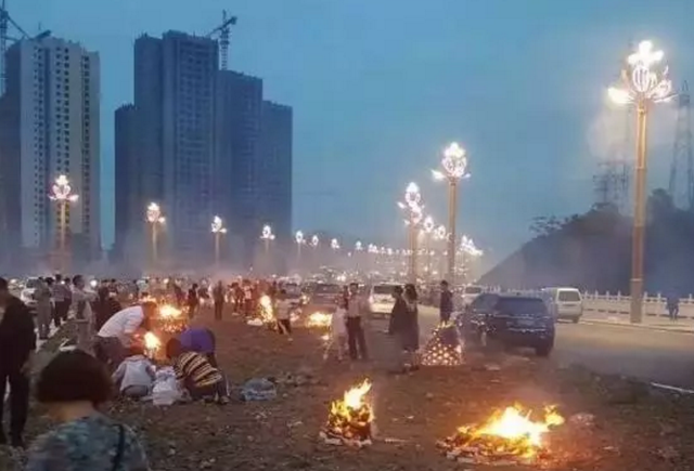 写包袱格式及图片，烧包袱的书写格式（<中元节>习俗烧纸钱）