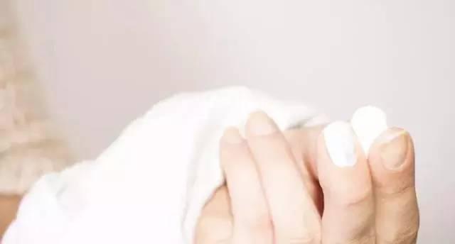 白衣服发黄洗白小窍门，白衣服发黄洗白的方法（白衣服发黄千万别扔）