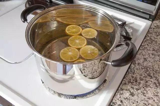 白衣服发黄洗白小窍门，白衣服发黄洗白的方法（白衣服发黄千万别扔）