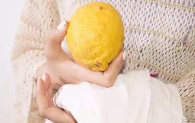 白衣服发黄洗白小窍门，白衣服发黄洗白的方法（白衣服发黄千万别扔）