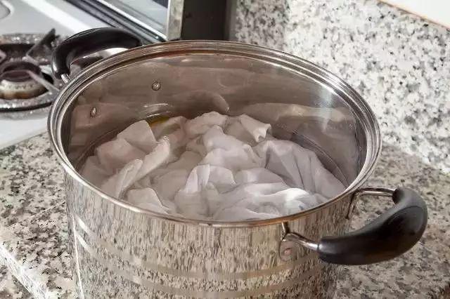 白衣服发黄洗白小窍门，白衣服发黄洗白的方法（白衣服发黄千万别扔）