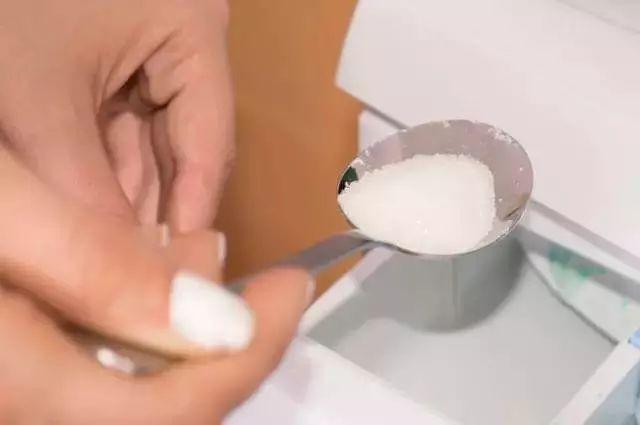 白衣服发黄洗白小窍门，白衣服发黄洗白的方法（白衣服发黄千万别扔）