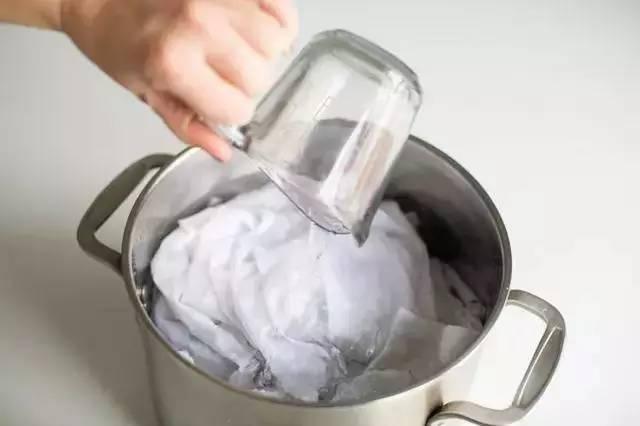 白衣服发黄洗白小窍门，白衣服发黄洗白的方法（白衣服发黄千万别扔）