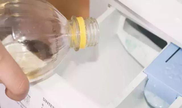 白衣服发黄洗白小窍门，白衣服发黄洗白的方法（白衣服发黄千万别扔）