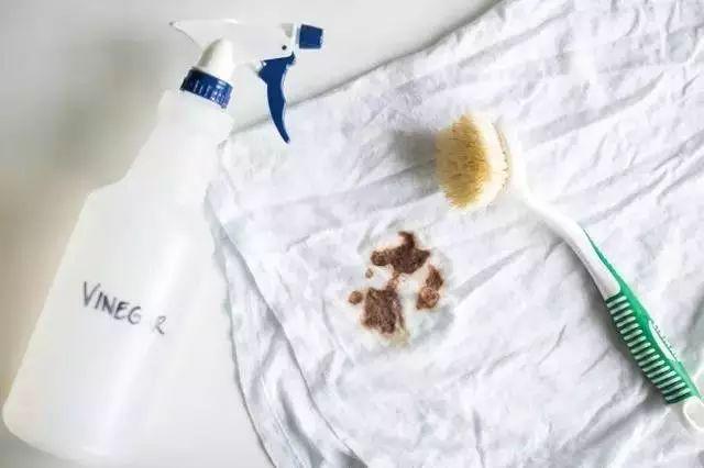 白衣服发黄洗白小窍门，白衣服发黄洗白的方法（白衣服发黄千万别扔）