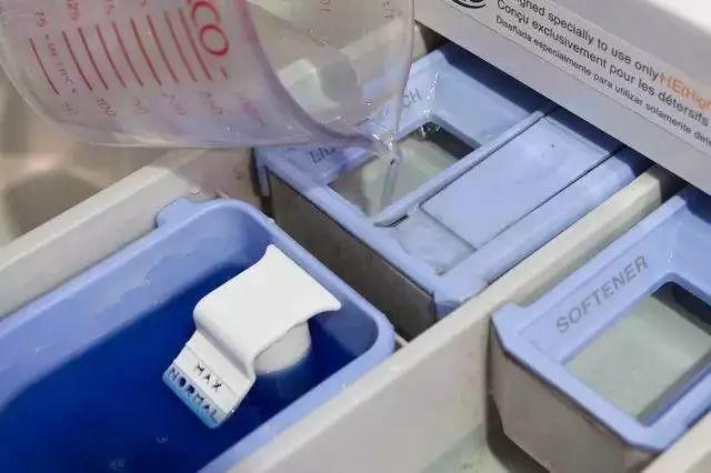 白衣服发黄洗白小窍门，白衣服发黄洗白的方法（白衣服发黄千万别扔）