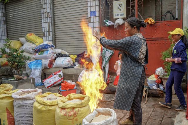 火把节的习俗和由来，火把节民俗：不止是打火把