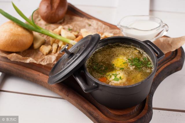 请问黑色砂锅好还是白色砂锅好_，请问黑色砂锅好还是白色砂锅好看（砂锅买啥色儿的呀）