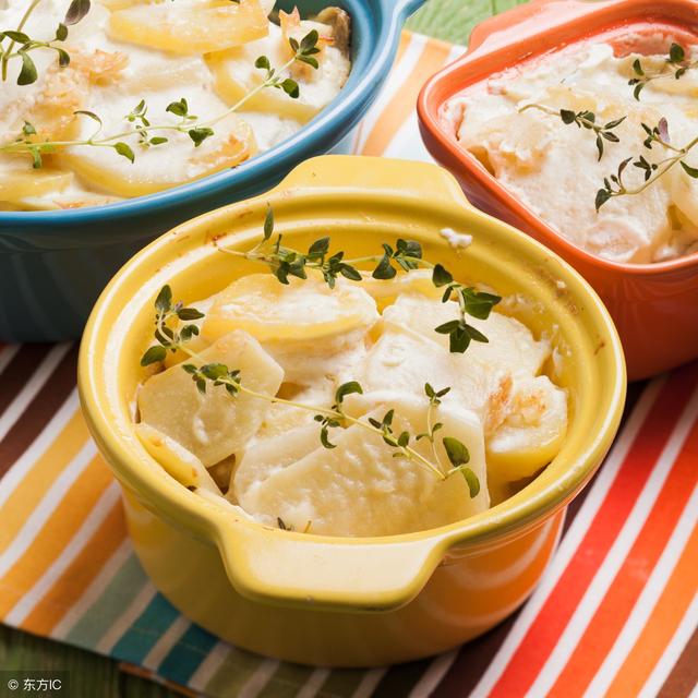 请问黑色砂锅好还是白色砂锅好_，请问黑色砂锅好还是白色砂锅好看（砂锅买啥色儿的呀）