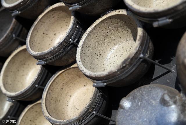 请问黑色砂锅好还是白色砂锅好_，请问黑色砂锅好还是白色砂锅好看（砂锅买啥色儿的呀）