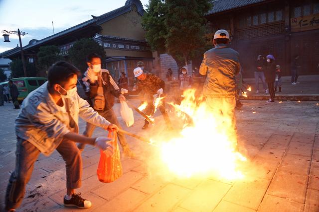 火把节的习俗和由来，火把节民俗：不止是打火把