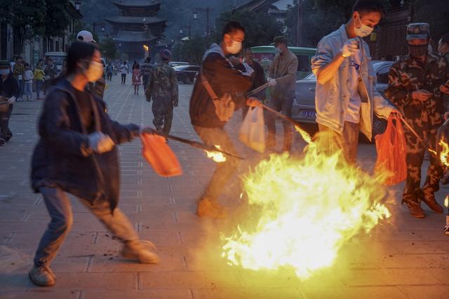 火把节的习俗和由来，火把节民俗：不止是打火把