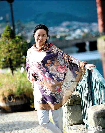 周鸿伟简介，周伟鸿个人简介（年轻时打工给他创业如今陪他敲钟）