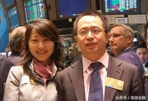 周鸿伟简介，周伟鸿个人简介（年轻时打工给他创业如今陪他敲钟）