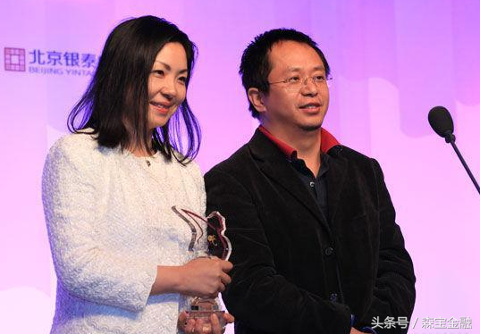 周鸿伟简介，周伟鸿个人简介（年轻时打工给他创业如今陪他敲钟）