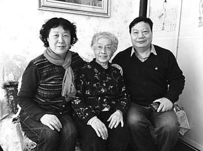 华子良送饭用的桶中刨出了什么（“双枪老太婆”邓惠中烈士的故事）