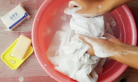 桑蚕丝衣服保养方法有哪些，桑蚕丝保养注意事项（真丝衣服如何洗不掉色原来这么多窍门）