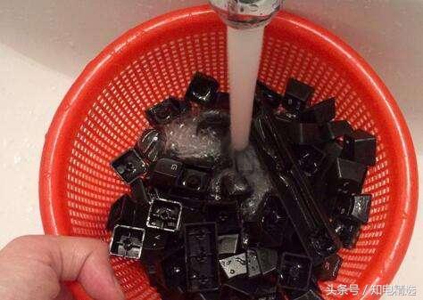 键盘怎么清洗，电脑键盘怎么拆开清洗（这些细节容易毁掉键盘）