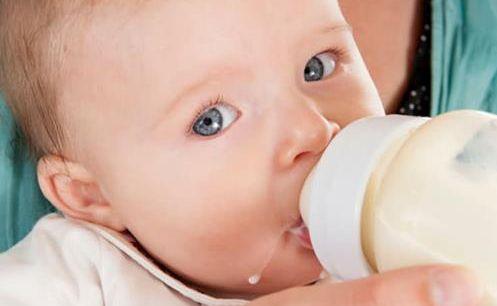 宝宝如何转奶粉，婴儿喝啥奶粉好（用这两个方法可以成功转奶）