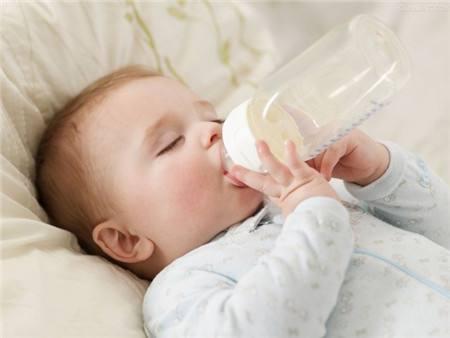 宝宝如何转奶粉，婴儿喝啥奶粉好（用这两个方法可以成功转奶）