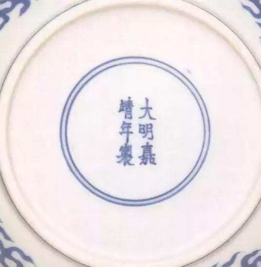 从瓷器款识品析中国历史朝代之美，景德镇瓷器落款（瓷器底款那些事，讲也将不清楚）