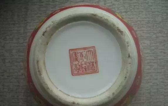 从瓷器款识品析中国历史朝代之美，景德镇瓷器落款（瓷器底款那些事，讲也将不清楚）
