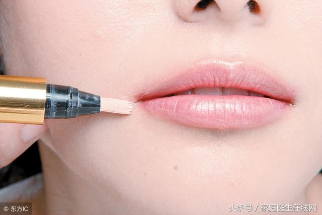 嘴角长水泡是什么原因，嘴角嘴唇上起泡是什么原因（预示你可能做了这3件事）