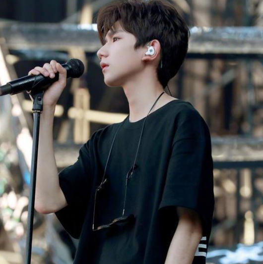 演唱会应援灯牌文字背景图1，应援灯牌文案（TFboys五周年演唱会灯牌大战）