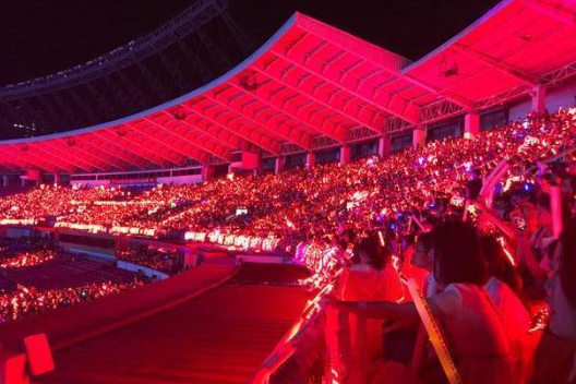 演唱会应援灯牌文字背景图1，应援灯牌文案（TFboys五周年演唱会灯牌大战）