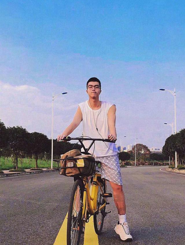 陈咏开奈斯男孩事件，陈咏开（却有一对与众不同的情侣公开了恋情）