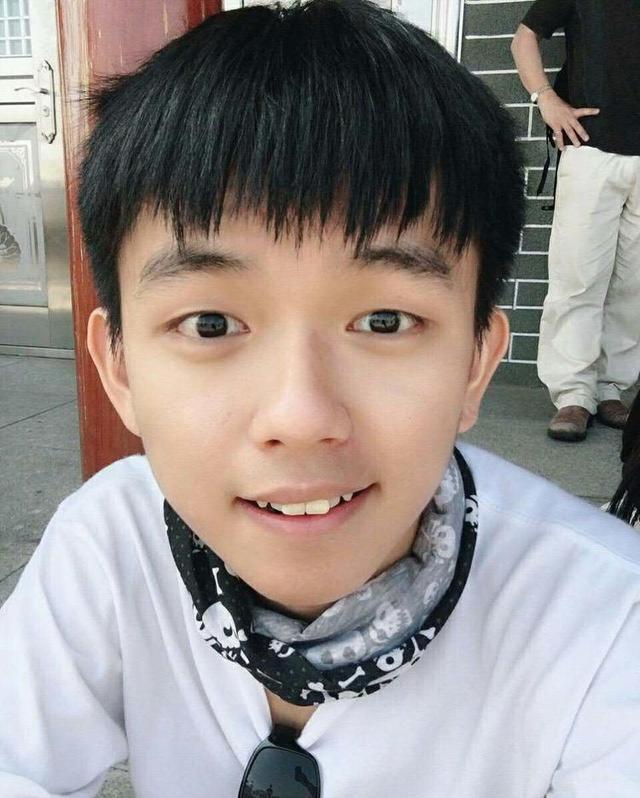 陈咏开奈斯男孩事件，陈咏开（却有一对与众不同的情侣公开了恋情）