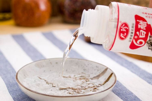 去油渍最好的方法，能让你省下不少力