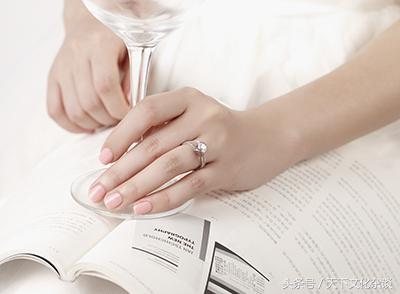 女士戒指戴哪个手指含义，女生单身应该戴哪个手指戒指（男女戒指的戴法和意义——涨姿势啦）