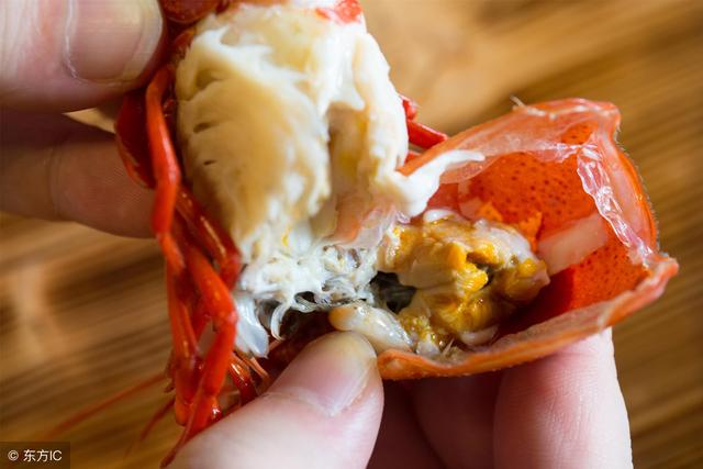 小龙虾头部里的黄是什么?可以吃吗，小龙虾头部里的黄是什么（小龙虾头部那堆黄色的东西能不能吃）