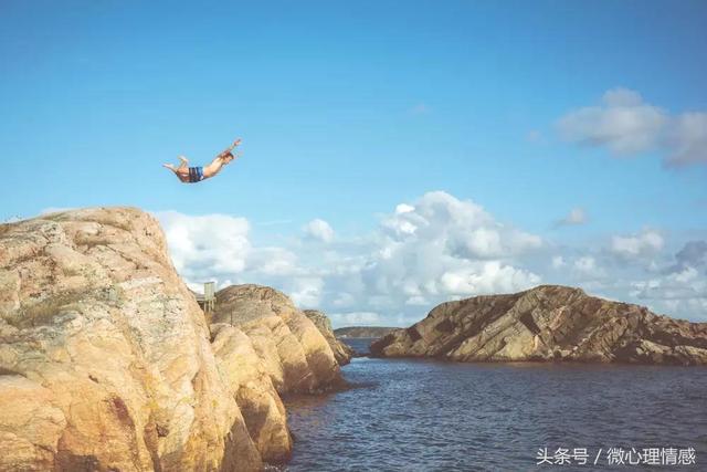 女人梦见往高处爬，梦到很吃力往高处爬啥意思（梦见从高楼、悬崖掉下去）