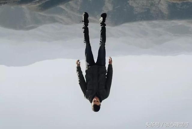 女人梦见往高处爬，梦到很吃力往高处爬啥意思（梦见从高楼、悬崖掉下去）