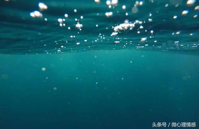 女人梦见往高处爬，梦到很吃力往高处爬啥意思（梦见从高楼、悬崖掉下去）