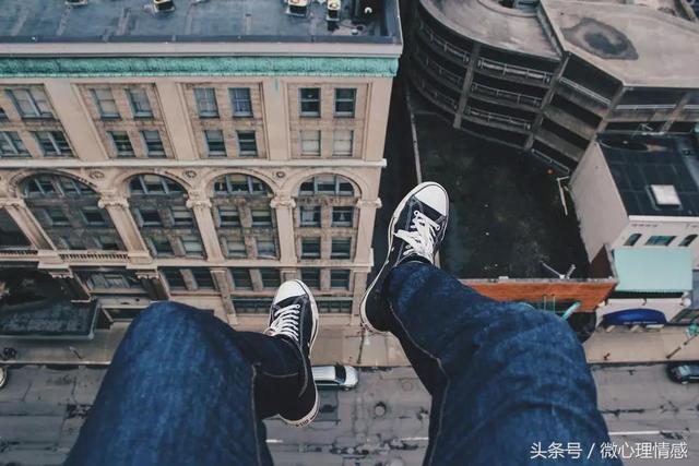 女人梦见往高处爬，梦到很吃力往高处爬啥意思（梦见从高楼、悬崖掉下去）