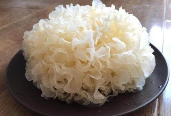 鲜银耳怎么吃防止中毒，超市买的新鲜银耳怎么处理才能吃（告诉你如何挑选银耳更安全）