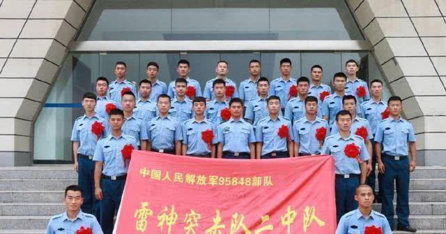 《真正男子汉》中杨幂班长王威含泪退伍，而杨树鹏却战死沙场