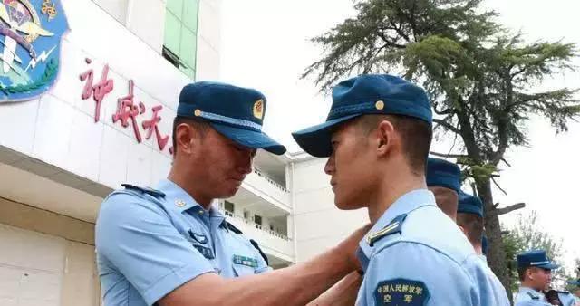 《真正男子汉》中杨幂班长王威含泪退伍，而杨树鹏却战死沙场
