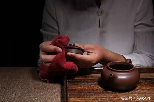 陶瓷杯茶渍怎么去除，陶瓷杯子茶渍去除小窍门（别再用这些错误方法了）