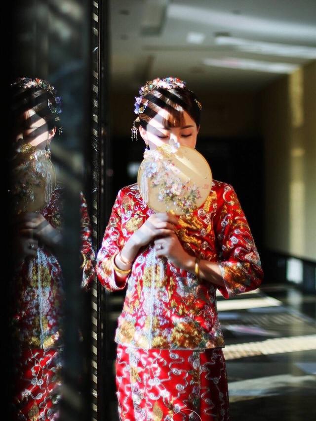 龙凤褂和秀禾服的区别，中式嫁衣有几种（你还分不清龙凤褂和秀禾服的区别）